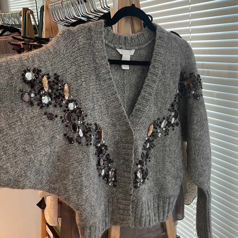 Embroidered H&M grey sweater